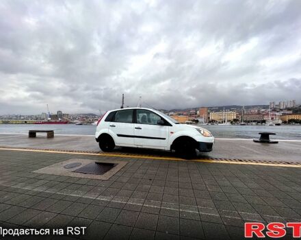 Белый Форд Фиеста, объемом двигателя 1.3 л и пробегом 200 тыс. км за 1200 $, фото 3 на Automoto.ua