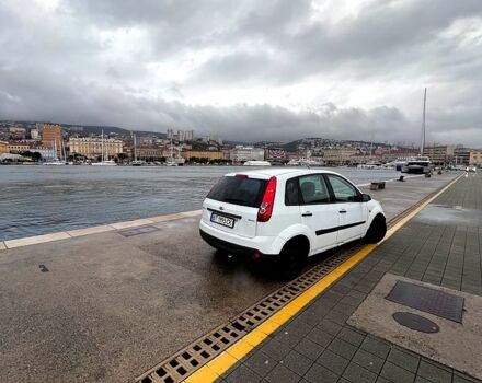 Белый Форд Фиеста, объемом двигателя 1.3 л и пробегом 200 тыс. км за 1200 $, фото 2 на Automoto.ua