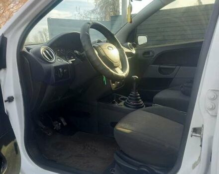 Белый Форд Фиеста, объемом двигателя 1.24 л и пробегом 325 тыс. км за 3700 $, фото 1 на Automoto.ua