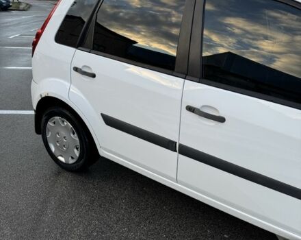 Белый Форд Фиеста, объемом двигателя 1.2 л и пробегом 275 тыс. км за 3200 $, фото 2 на Automoto.ua