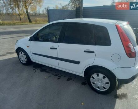 Белый Форд Фиеста, объемом двигателя 1.24 л и пробегом 325 тыс. км за 3700 $, фото 4 на Automoto.ua