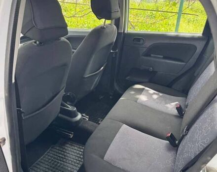 Белый Форд Фиеста, объемом двигателя 1.3 л и пробегом 171 тыс. км за 3800 $, фото 4 на Automoto.ua