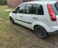 Белый Форд Фиеста, объемом двигателя 1.3 л и пробегом 221 тыс. км за 3900 $, фото 1 на Automoto.ua