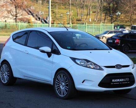 Білий Форд Фієста, об'ємом двигуна 1.2 л та пробігом 215 тис. км за 5500 $, фото 2 на Automoto.ua