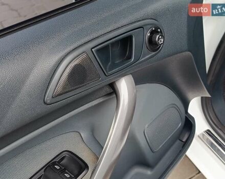 Білий Форд Фієста, об'ємом двигуна 1.4 л та пробігом 131 тис. км за 7000 $, фото 9 на Automoto.ua