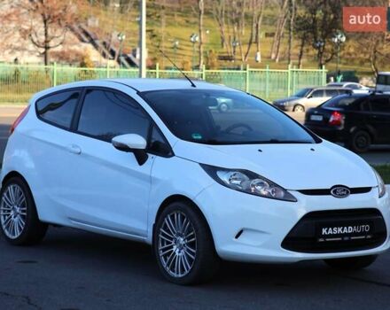 Білий Форд Фієста, об'ємом двигуна 1.2 л та пробігом 215 тис. км за 5500 $, фото 2 на Automoto.ua