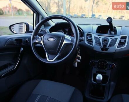 Білий Форд Фієста, об'ємом двигуна 1.2 л та пробігом 215 тис. км за 5500 $, фото 9 на Automoto.ua