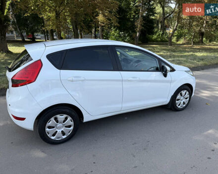 Білий Форд Фієста, об'ємом двигуна 1.4 л та пробігом 130 тис. км за 6999 $, фото 5 на Automoto.ua