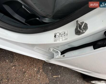 Белый Форд Фиеста, объемом двигателя 1.3 л и пробегом 117 тыс. км за 6400 $, фото 29 на Automoto.ua