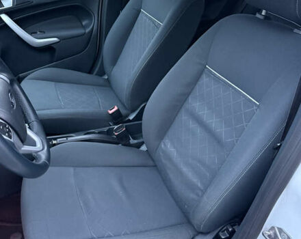 Білий Форд Фієста, об'ємом двигуна 1.39 л та пробігом 110 тис. км за 6950 $, фото 16 на Automoto.ua