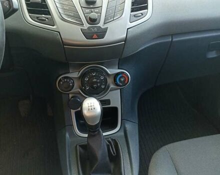 Белый Форд Фиеста, объемом двигателя 1.25 л и пробегом 150 тыс. км за 5000 $, фото 2 на Automoto.ua