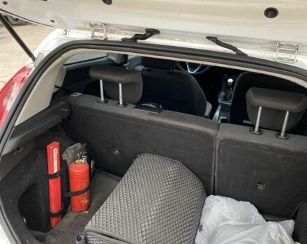 Белый Форд Фиеста, объемом двигателя 1.4 л и пробегом 230 тыс. км за 5400 $, фото 7 на Automoto.ua