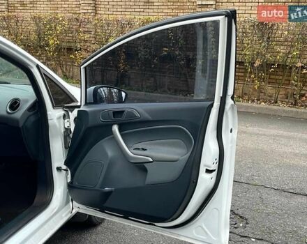 Білий Форд Фієста, об'ємом двигуна 1.4 л та пробігом 240 тис. км за 5990 $, фото 6 на Automoto.ua