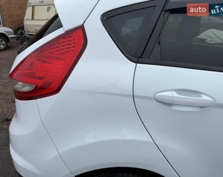 Белый Форд Фиеста, объемом двигателя 1.3 л и пробегом 117 тыс. км за 6400 $, фото 19 на Automoto.ua