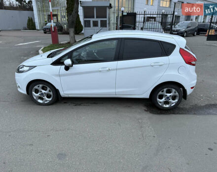 Білий Форд Фієста, об'ємом двигуна 1.39 л та пробігом 110 тис. км за 6950 $, фото 5 на Automoto.ua