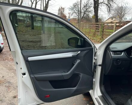 Белый Форд Фиеста, объемом двигателя 1.4 л и пробегом 240 тыс. км за 5990 $, фото 29 на Automoto.ua