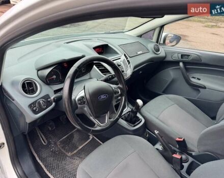 Белый Форд Фиеста, объемом двигателя 1.3 л и пробегом 117 тыс. км за 6400 $, фото 27 на Automoto.ua