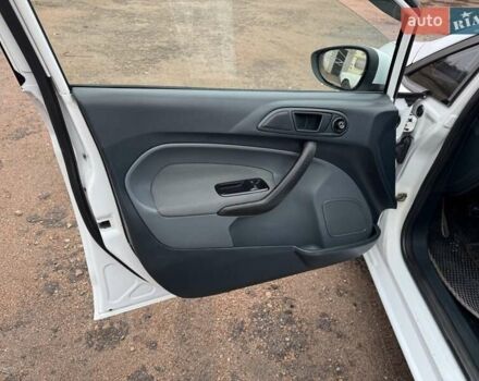 Белый Форд Фиеста, объемом двигателя 1.3 л и пробегом 117 тыс. км за 6400 $, фото 28 на Automoto.ua