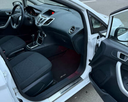 Білий Форд Фієста, об'ємом двигуна 1.39 л та пробігом 110 тис. км за 6950 $, фото 8 на Automoto.ua