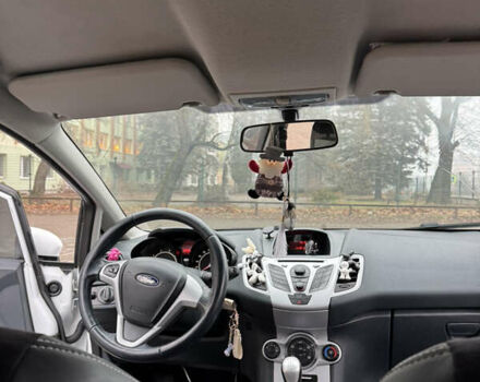 Белый Форд Фиеста, объемом двигателя 1.3 л и пробегом 150 тыс. км за 6200 $, фото 6 на Automoto.ua