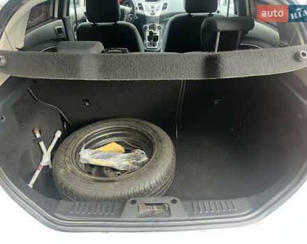 Білий Форд Фієста, об'ємом двигуна 1.39 л та пробігом 222 тис. км за 6800 $, фото 20 на Automoto.ua