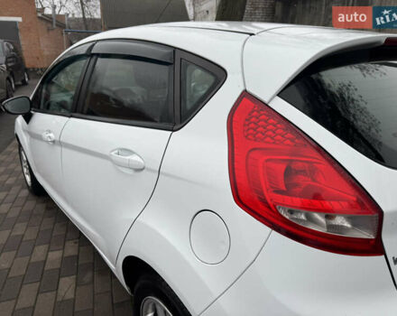 Белый Форд Фиеста, объемом двигателя 1.24 л и пробегом 122 тыс. км за 4900 $, фото 13 на Automoto.ua