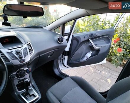 Білий Форд Фієста, об'ємом двигуна 1.4 л та пробігом 200 тис. км за 7799 $, фото 9 на Automoto.ua