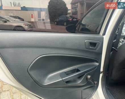 Білий Форд Фієста, об'ємом двигуна 1.39 л та пробігом 222 тис. км за 6800 $, фото 16 на Automoto.ua