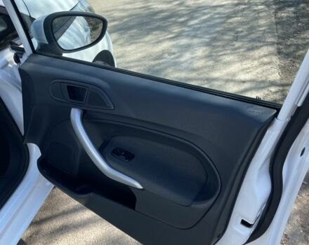 Белый Форд Фиеста, объемом двигателя 1.2 л и пробегом 82 тыс. км за 5500 $, фото 8 на Automoto.ua