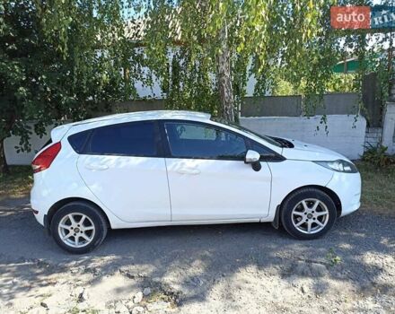 Білий Форд Фієста, об'ємом двигуна 1.25 л та пробігом 150 тис. км за 5500 $, фото 7 на Automoto.ua