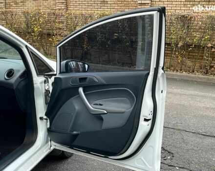 Белый Форд Фиеста, объемом двигателя 1.4 л и пробегом 240 тыс. км за 5990 $, фото 6 на Automoto.ua