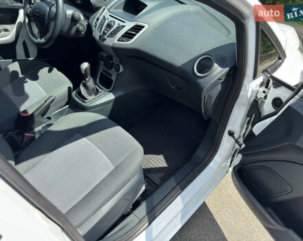 Білий Форд Фієста, об'ємом двигуна 1.4 л та пробігом 115 тис. км за 6500 $, фото 21 на Automoto.ua