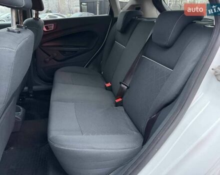 Білий Форд Фієста, об'ємом двигуна 1.39 л та пробігом 150 тис. км за 6990 $, фото 10 на Automoto.ua