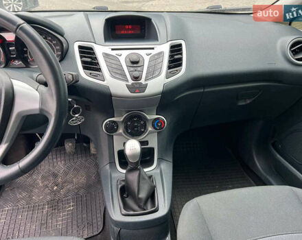 Білий Форд Фієста, об'ємом двигуна 1.2 л та пробігом 140 тис. км за 6990 $, фото 26 на Automoto.ua