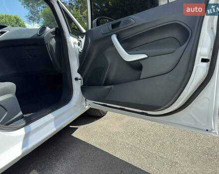 Білий Форд Фієста, об'ємом двигуна 1.4 л та пробігом 115 тис. км за 6500 $, фото 20 на Automoto.ua