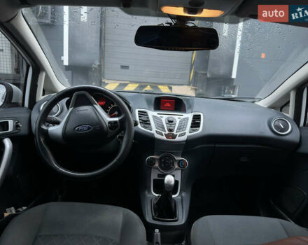 Белый Форд Фиеста, объемом двигателя 1.4 л и пробегом 242 тыс. км за 5999 $, фото 8 на Automoto.ua