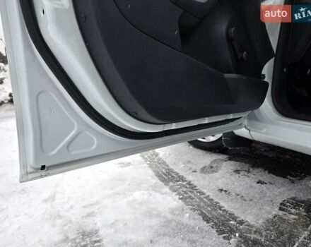 Білий Форд Фієста, об'ємом двигуна 1.25 л та пробігом 53 тис. км за 6400 $, фото 78 на Automoto.ua