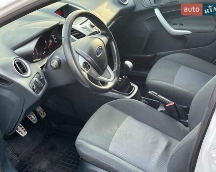 Білий Форд Фієста, об'ємом двигуна 1.2 л та пробігом 170 тис. км за 6290 $, фото 22 на Automoto.ua