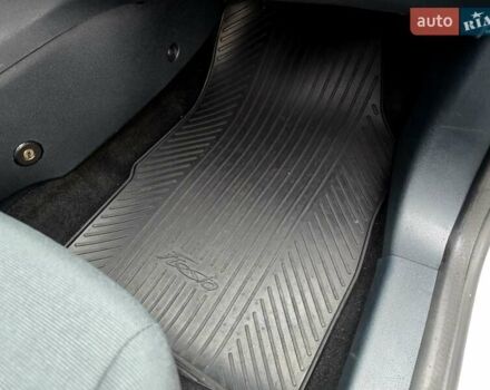 Білий Форд Фієста, об'ємом двигуна 1.25 л та пробігом 53 тис. км за 6400 $, фото 49 на Automoto.ua