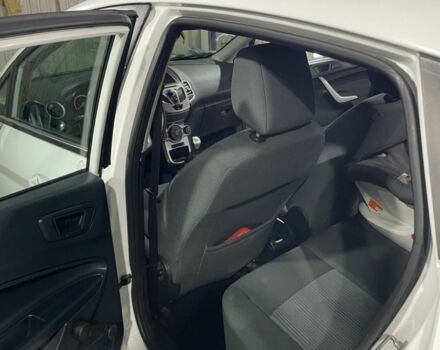 Білий Форд Фієста, об'ємом двигуна 1.4 л та пробігом 125 тис. км за 6000 $, фото 10 на Automoto.ua