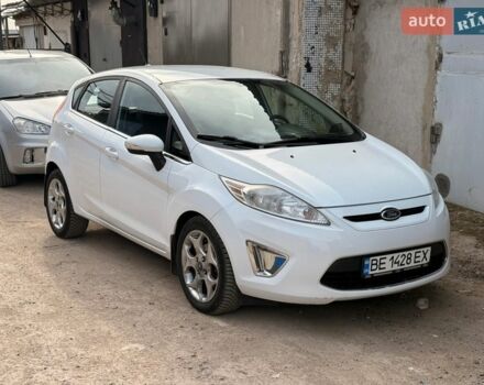 Белый Форд Фиеста, объемом двигателя 1.6 л и пробегом 135 тыс. км за 7000 $, фото 1 на Automoto.ua