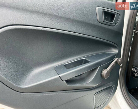 Білий Форд Фієста, об'ємом двигуна 1.2 л та пробігом 140 тис. км за 6990 $, фото 34 на Automoto.ua