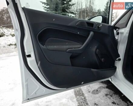 Білий Форд Фієста, об'ємом двигуна 1.25 л та пробігом 53 тис. км за 6400 $, фото 77 на Automoto.ua