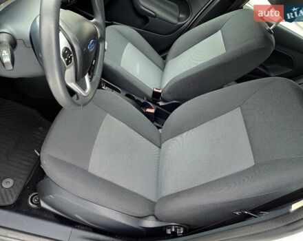 Білий Форд Фієста, об'ємом двигуна 1.25 л та пробігом 53 тис. км за 6400 $, фото 101 на Automoto.ua