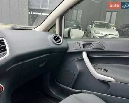 Білий Форд Фієста, об'ємом двигуна 1.2 л та пробігом 140 тис. км за 6990 $, фото 31 на Automoto.ua