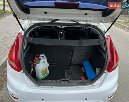 Білий Форд Фієста, об'ємом двигуна 1.4 л та пробігом 225 тис. км за 5900 $, фото 26 на Automoto.ua