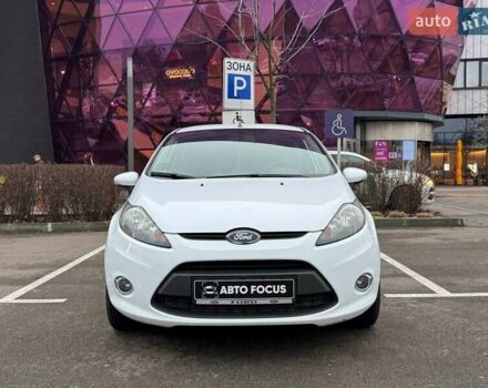 Білий Форд Фієста, об'ємом двигуна 1.39 л та пробігом 150 тис. км за 6990 $, фото 1 на Automoto.ua