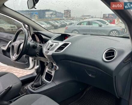 Білий Форд Фієста, об'ємом двигуна 1.2 л та пробігом 140 тис. км за 6990 $, фото 35 на Automoto.ua