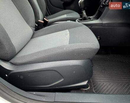 Білий Форд Фієста, об'ємом двигуна 1.25 л та пробігом 53 тис. км за 6400 $, фото 47 на Automoto.ua