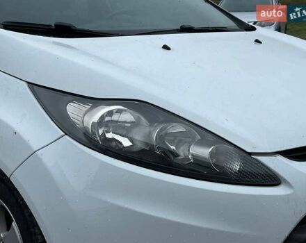 Білий Форд Фієста, об'ємом двигуна 1.2 л та пробігом 140 тис. км за 6990 $, фото 12 на Automoto.ua